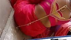 Madurai hot tamil married girl showing her deep navel and boobs in public - tamil sex