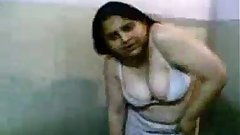Hot big boobs indian aunty bathing and solo sex.